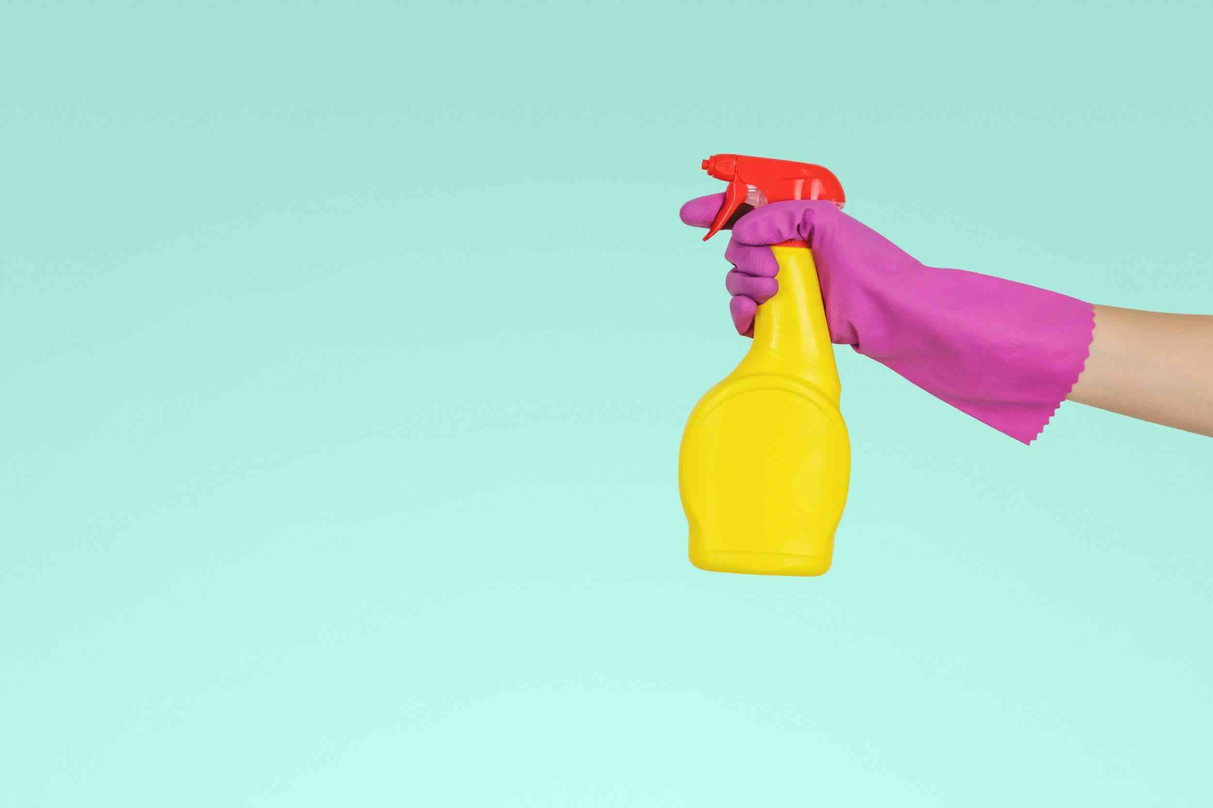 Utilisation d'un produit d'entretien en portant un gant de protection